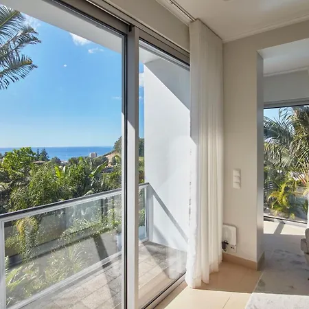 Βίλα Luxury Retreat With Pool & Views