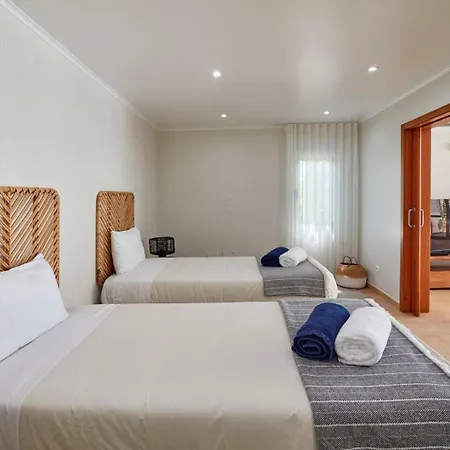 Luxury Retreat With Pool & Views Βίλα *