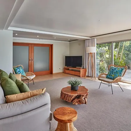 Βίλα Luxury Retreat With Pool & Views *