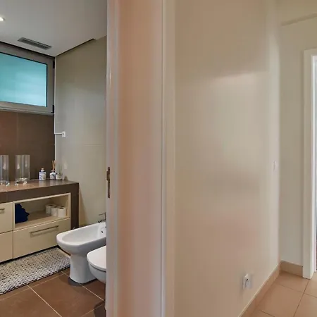 Luxury Retreat With Pool & Views Βίλα *