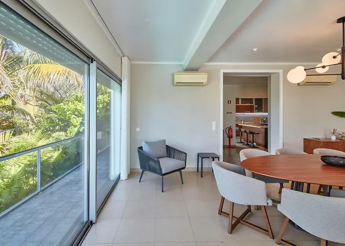 Luxury Retreat With Pool & Views *