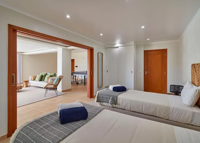 Luxury Retreat With Pool & Views *