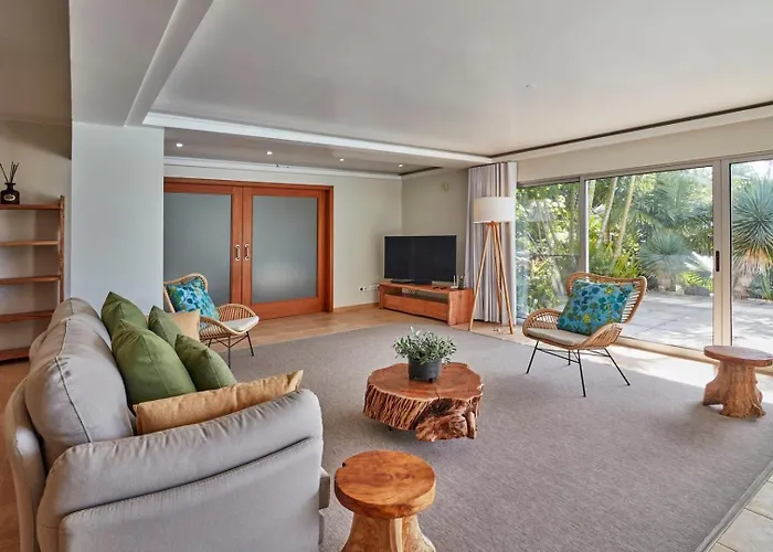 Villa Luxury Retreat With Pool & Views *