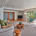 Villa Luxury Retreat With Pool & Views *